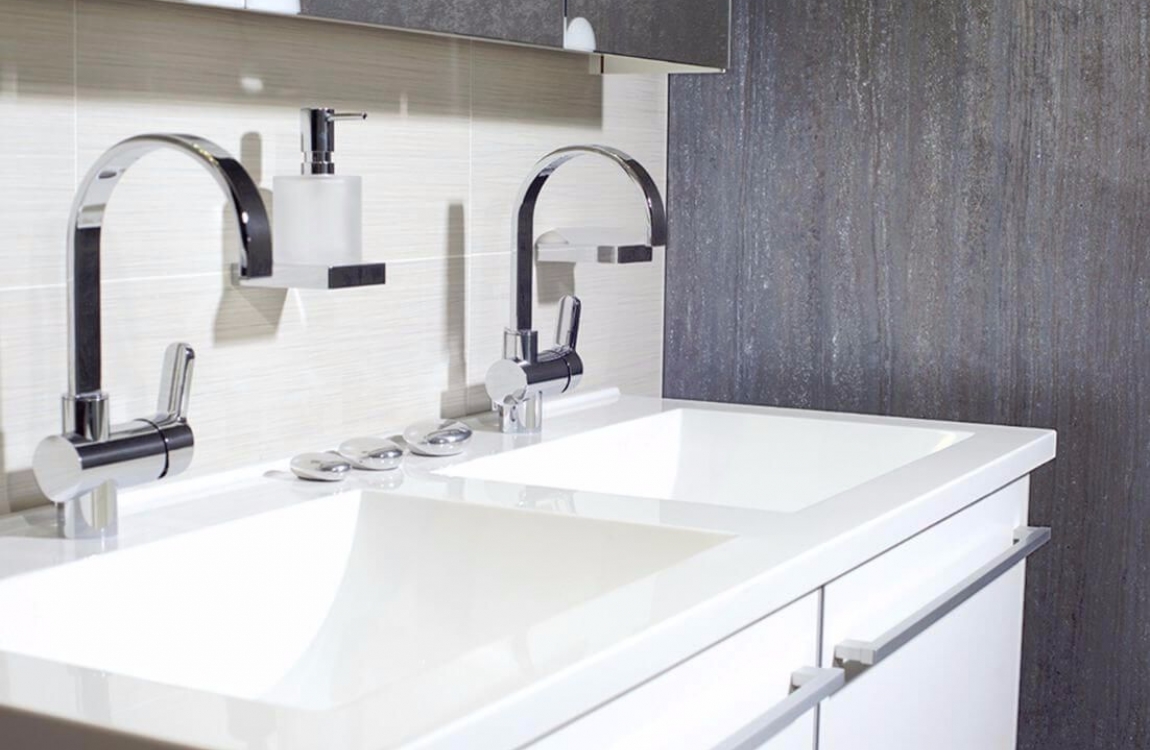 Doppelwaschtisch neben 8 mm Duschrückwand Universal in Basalt