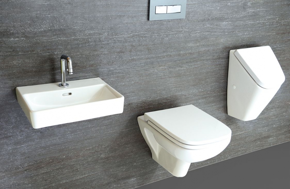 Fugenlose Basaltoptik in einer modernen Toilette