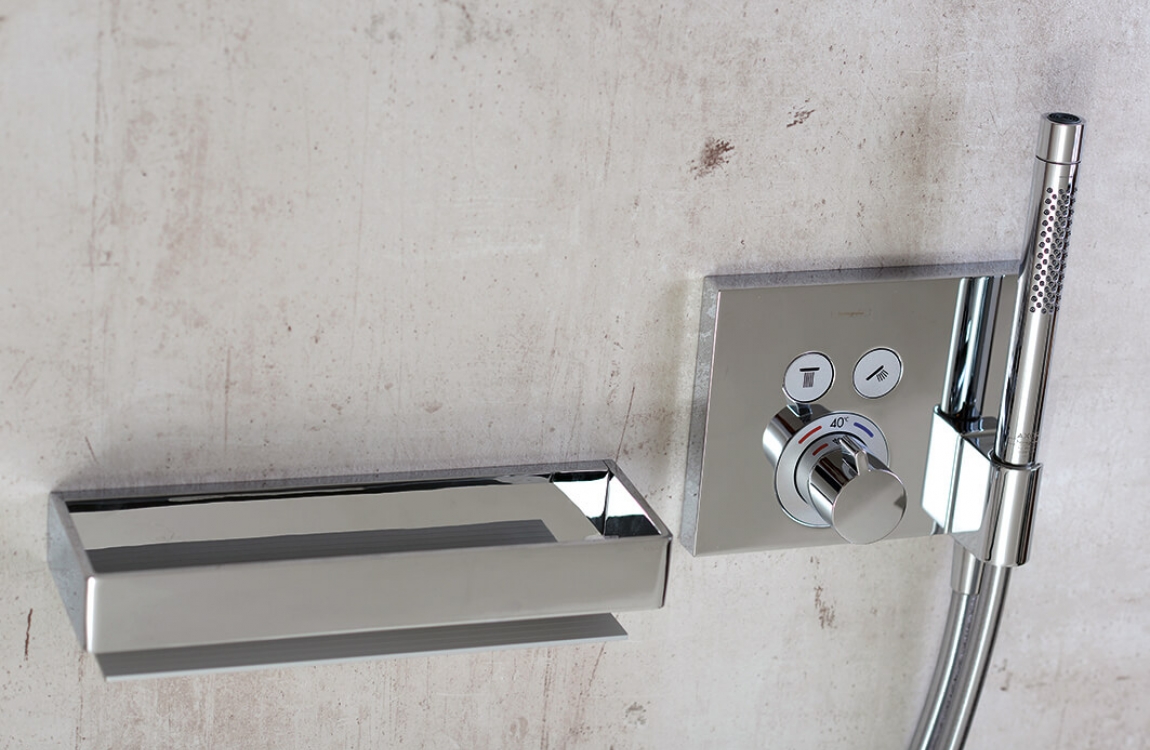 Duscharmaturen auf Effektputz-Platte mit Keramikstruktur