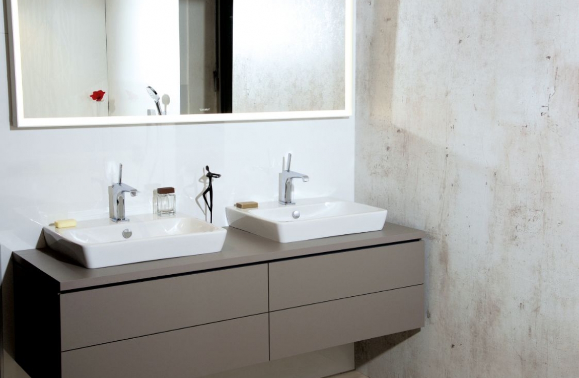 Dekor Effektputz neben Doppelwaschtisch