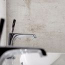 Dekor Effektputz neben Doppelwaschtisch