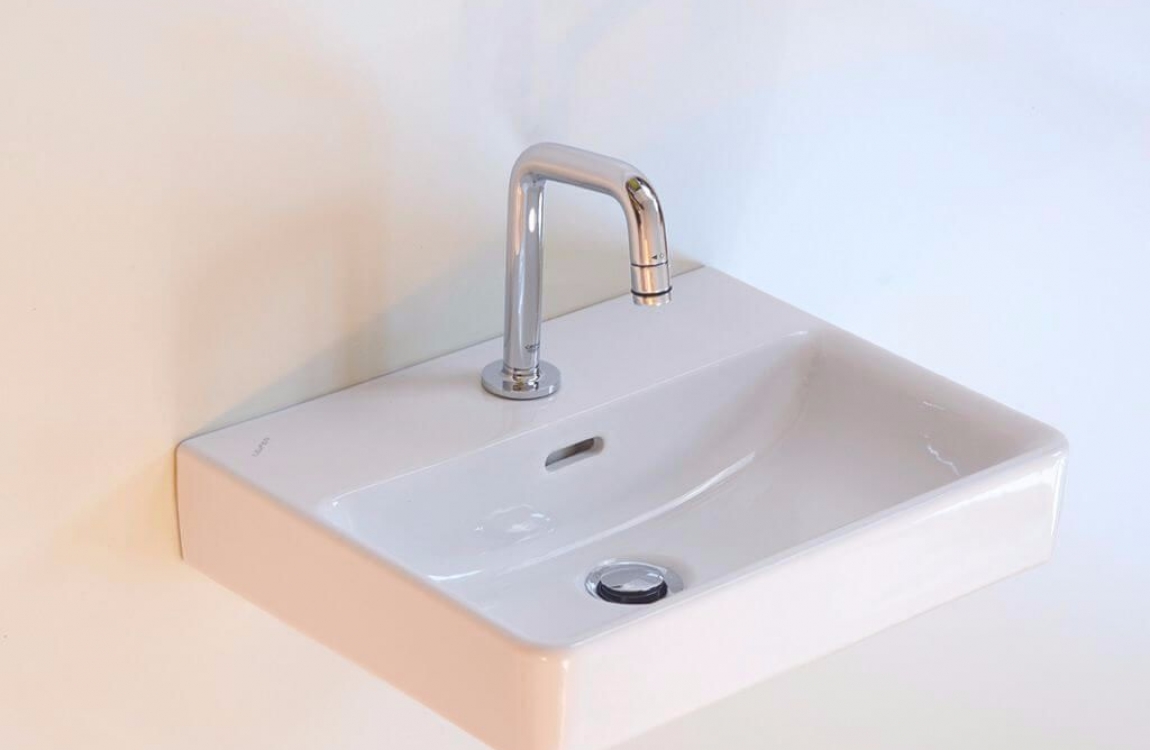 Handwaschbecken mit Rückwand in Pergamon