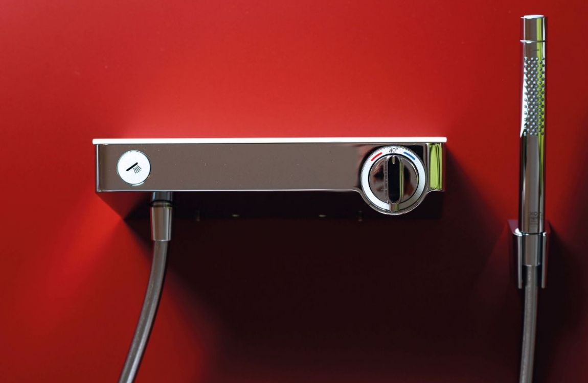 Select Thermostat auf Duschrückwand in Dekor Rubinrot