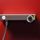 Select Thermostat auf Duschrückwand in Dekor Rubinrot