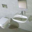 Waschtisch und WC auf Sandstein Grau