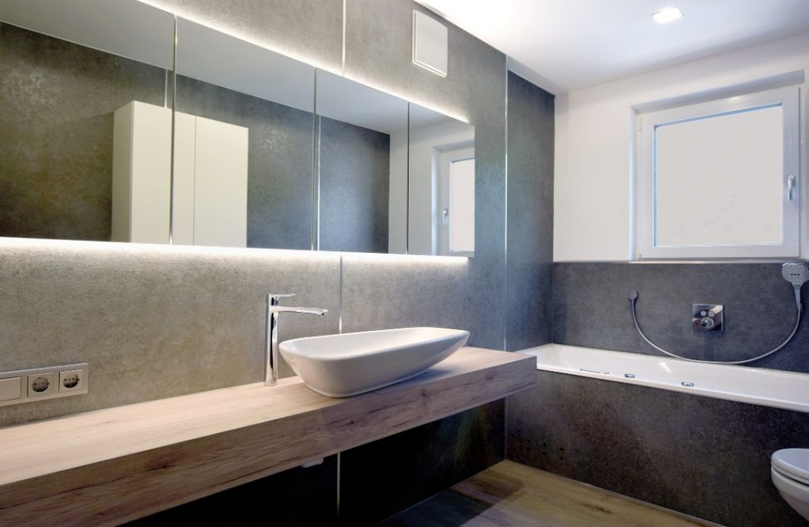 Badezimmer in Schiefer Platingrau