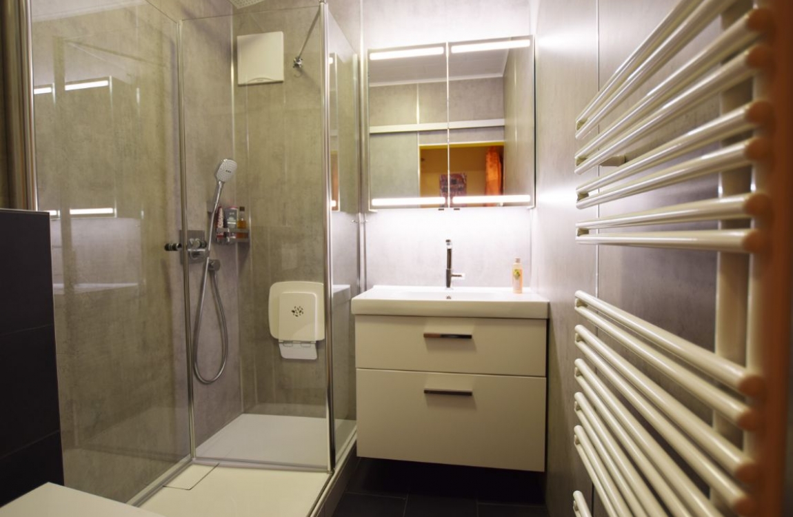 Badezimmer in Dekor Sichtbeton