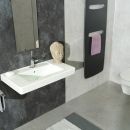 Waschtisch, Spiegel, Heizkörper und WC, Dekor Grafit und Sichtbeton