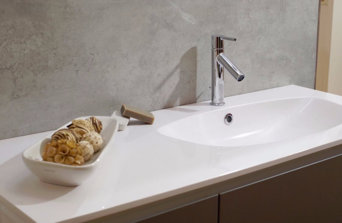 Eleganter Möbelwaschtisch vor fugenloser Sichtbeton Dekor Platte