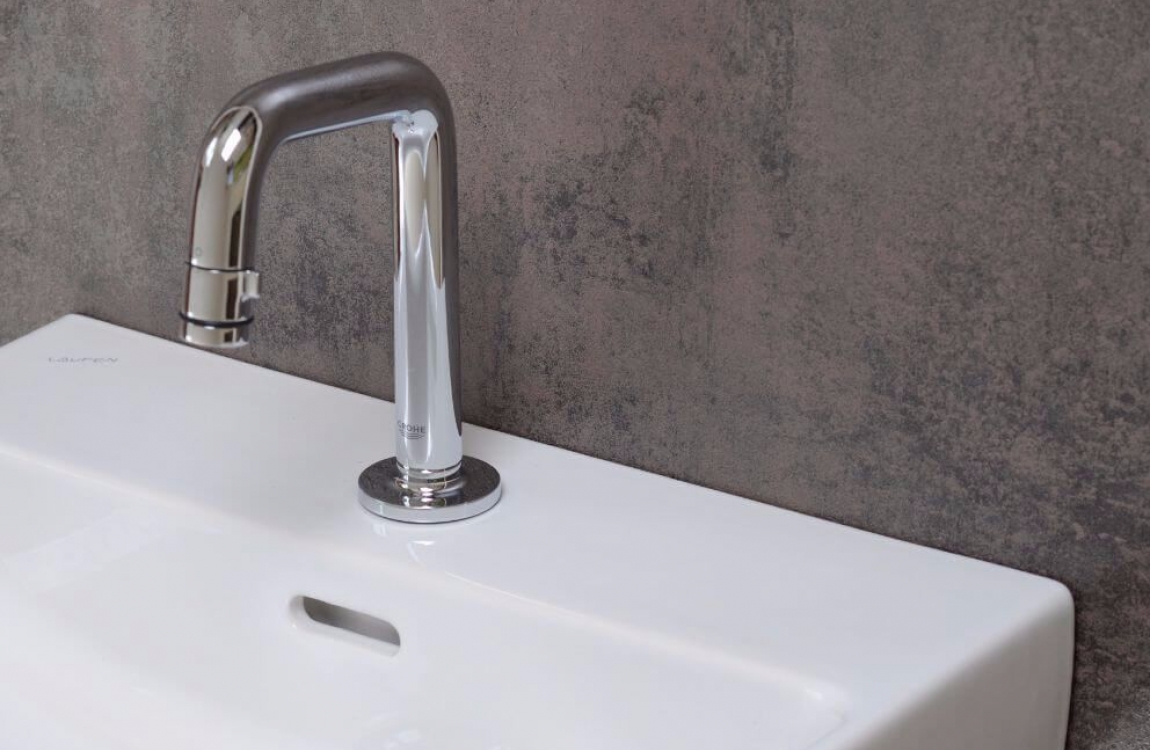 Handwaschbecken vor Felsstein Umbra Platte